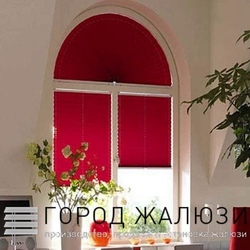 Арочное окно, оформленное Шторами плиссе