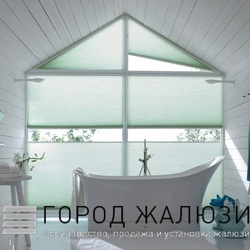 Треугольное окно, оформленное влагоустойчивыми Шторами плиссе